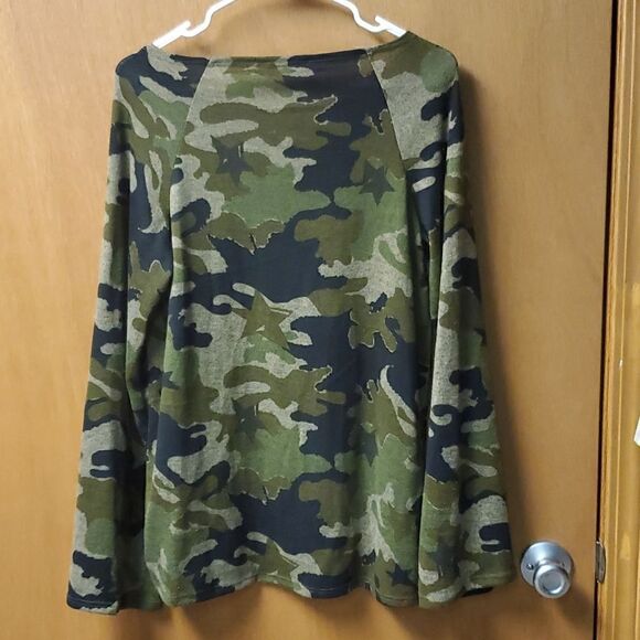 Fantastic Fawn camo long sleeve, NWT medium - Picture 5 of 5